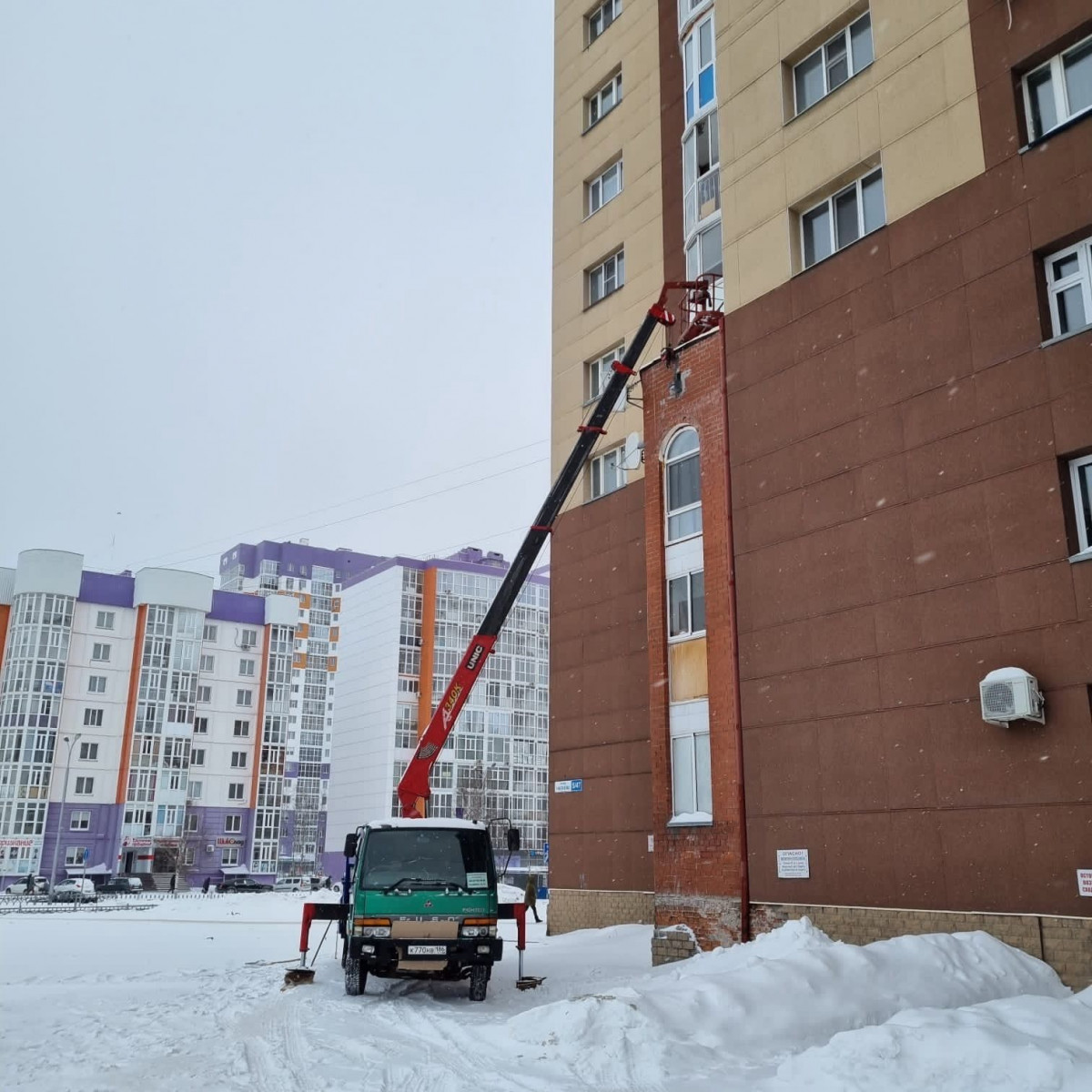 Разгрузка машины автокраном со стропальщиками в Ярославле недорого